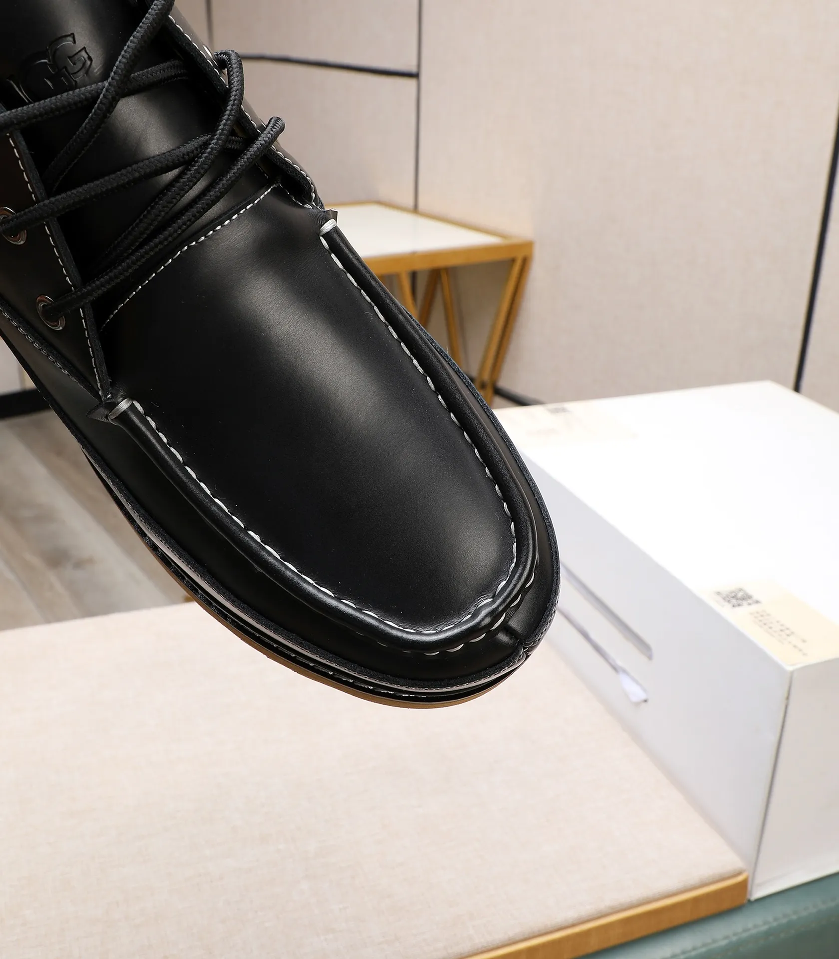 Men's shoes 💰600 (full genuine wool lining, 10% off for fake ones) Please note the quality of the original item and compare the thickness of the wool 🏮🏮 Popular UGG from Australia's warm luxury brand men's shoes, the official website is synchronized, Beckham men's style..., made of imported top-layer waxed cowhide, waxed toe cap, Australian real wool velvet lining Carefully sewn...Imported rubber Martin boots outsole (comfortable, soft, wear-resistant) The quality is really great...Exquisite workmanship, you can't put it down at first sight, size 38-44 (customized in 45)